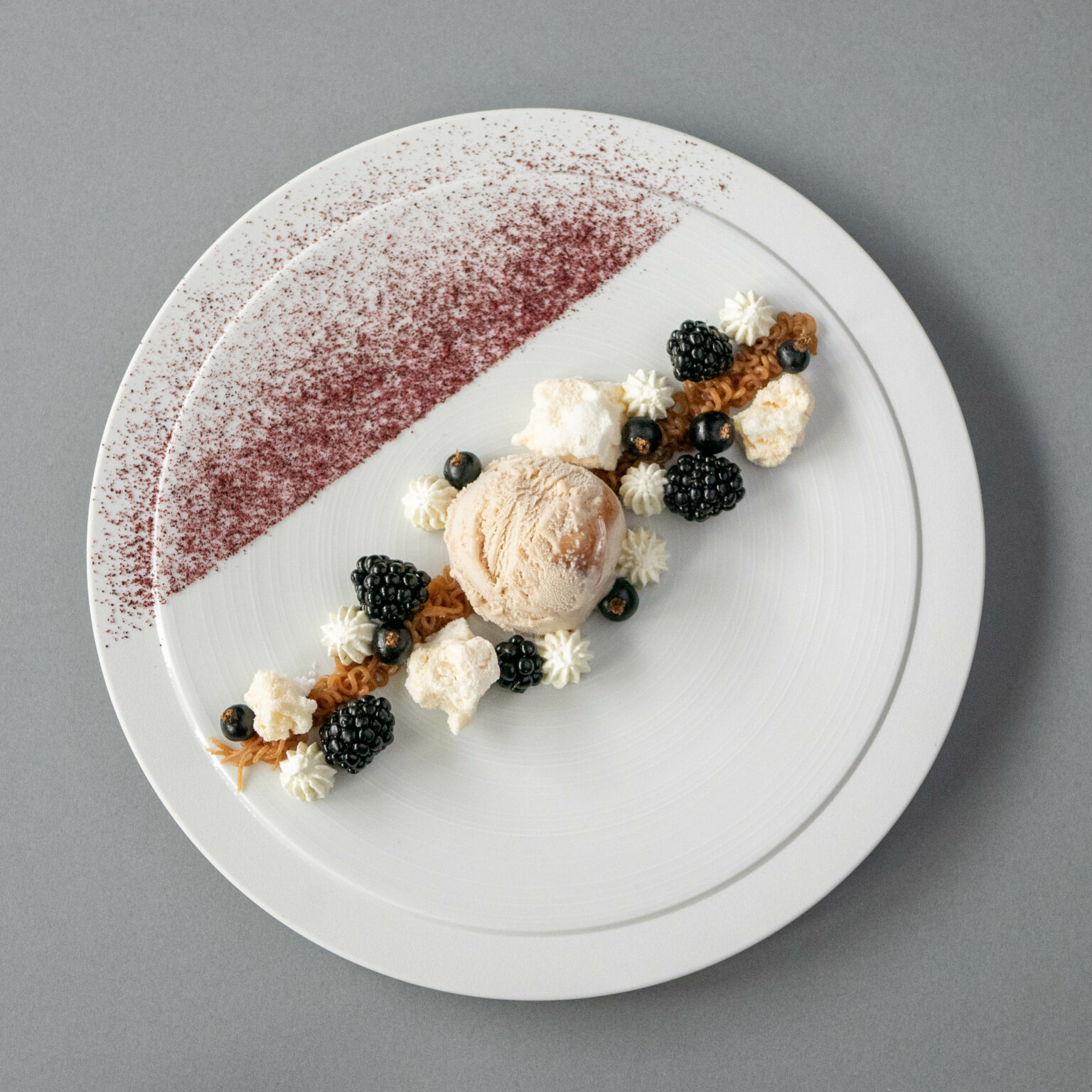 Art de la table | Assiette à dessert Marli en porcelaine de Limoges et filet or, made in France | Alix D. Reynis