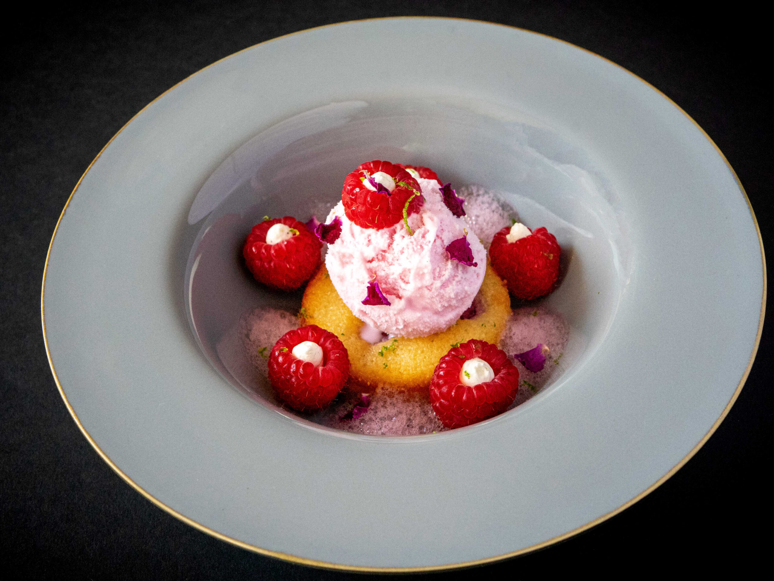 Dessert à l’assiette à la rose et à la framboise